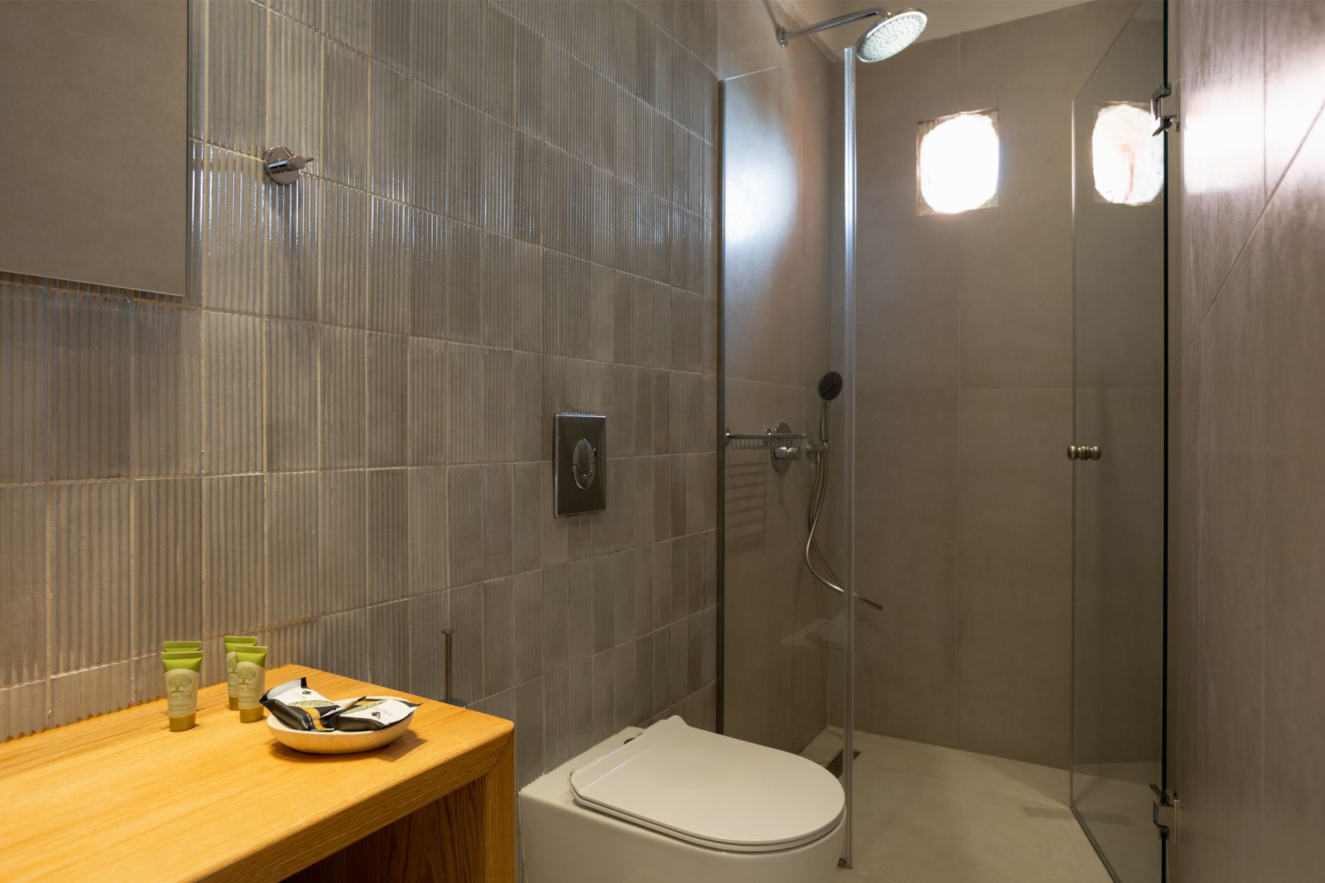 Signature Triple Studio - Image 9 of 10