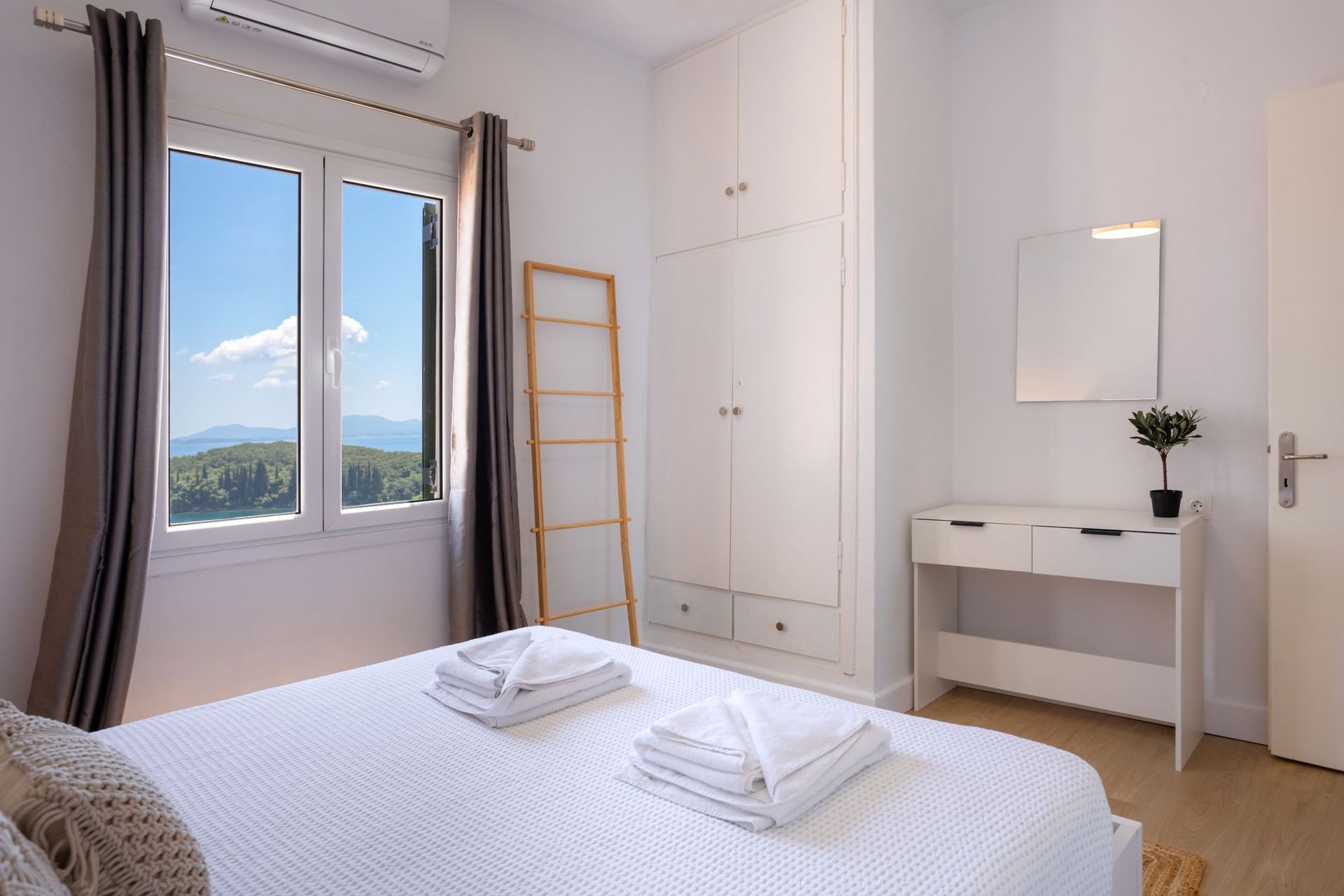 Deluxe Top Floor Apartment - Image 19 of 22