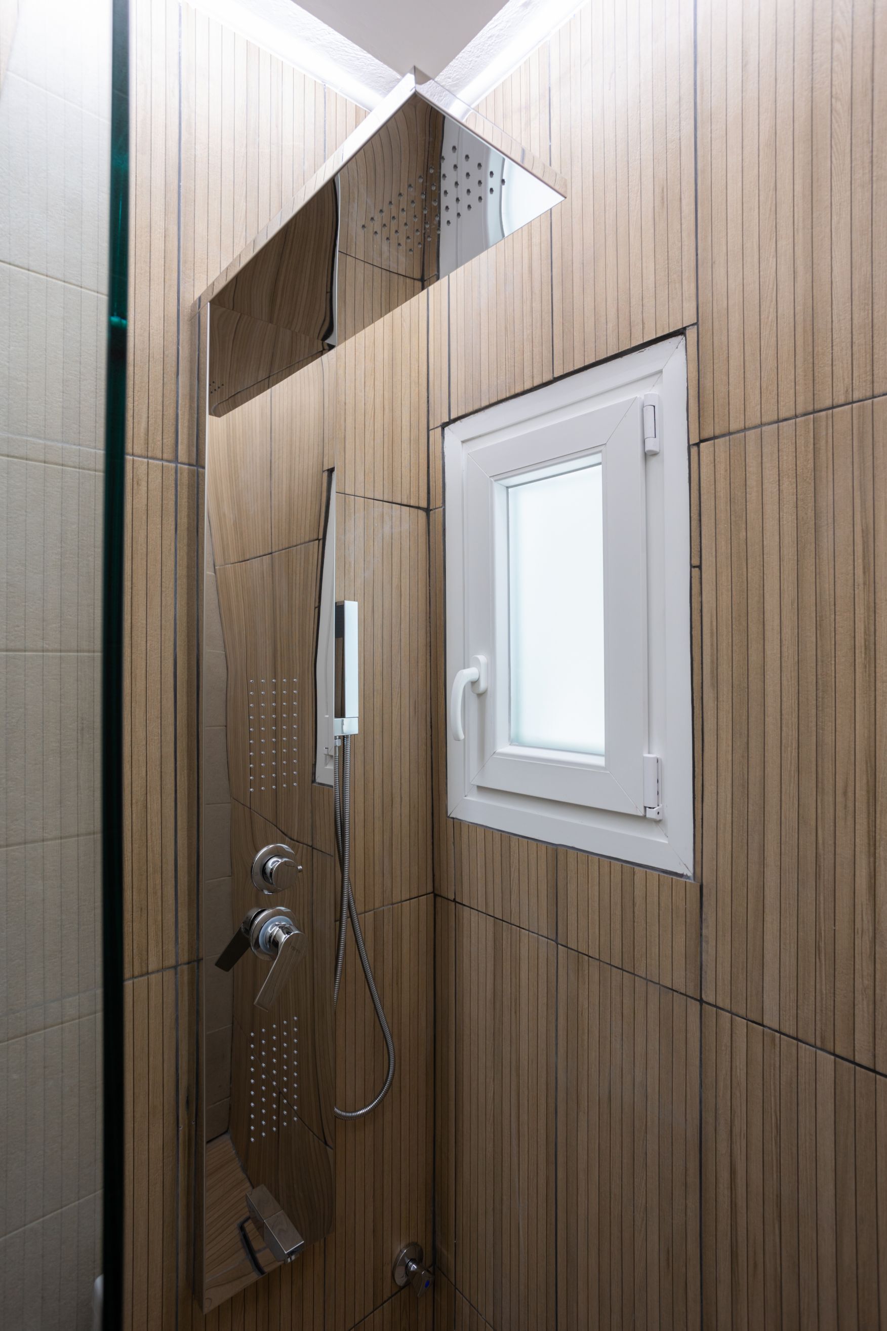 Deluxe Top Floor Apartment - Image 6 of 22