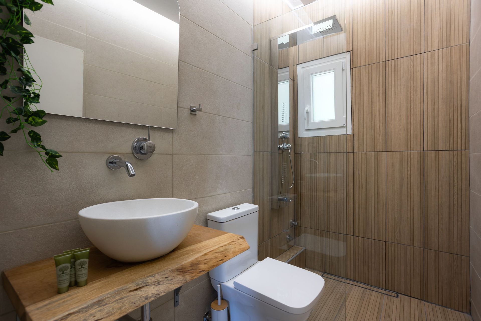 Deluxe Top Floor Apartment - Image 9 of 22