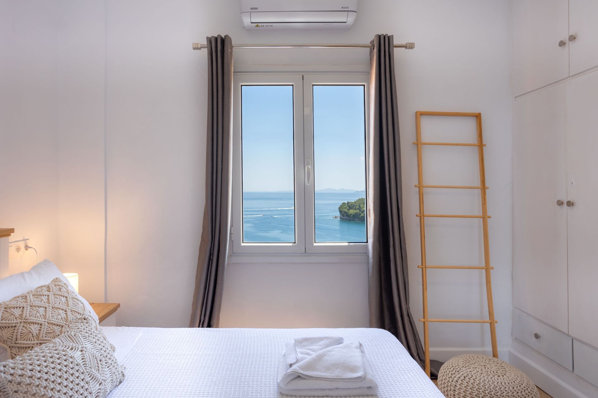 Deluxe Top Floor Apartment - Image 18 of 22