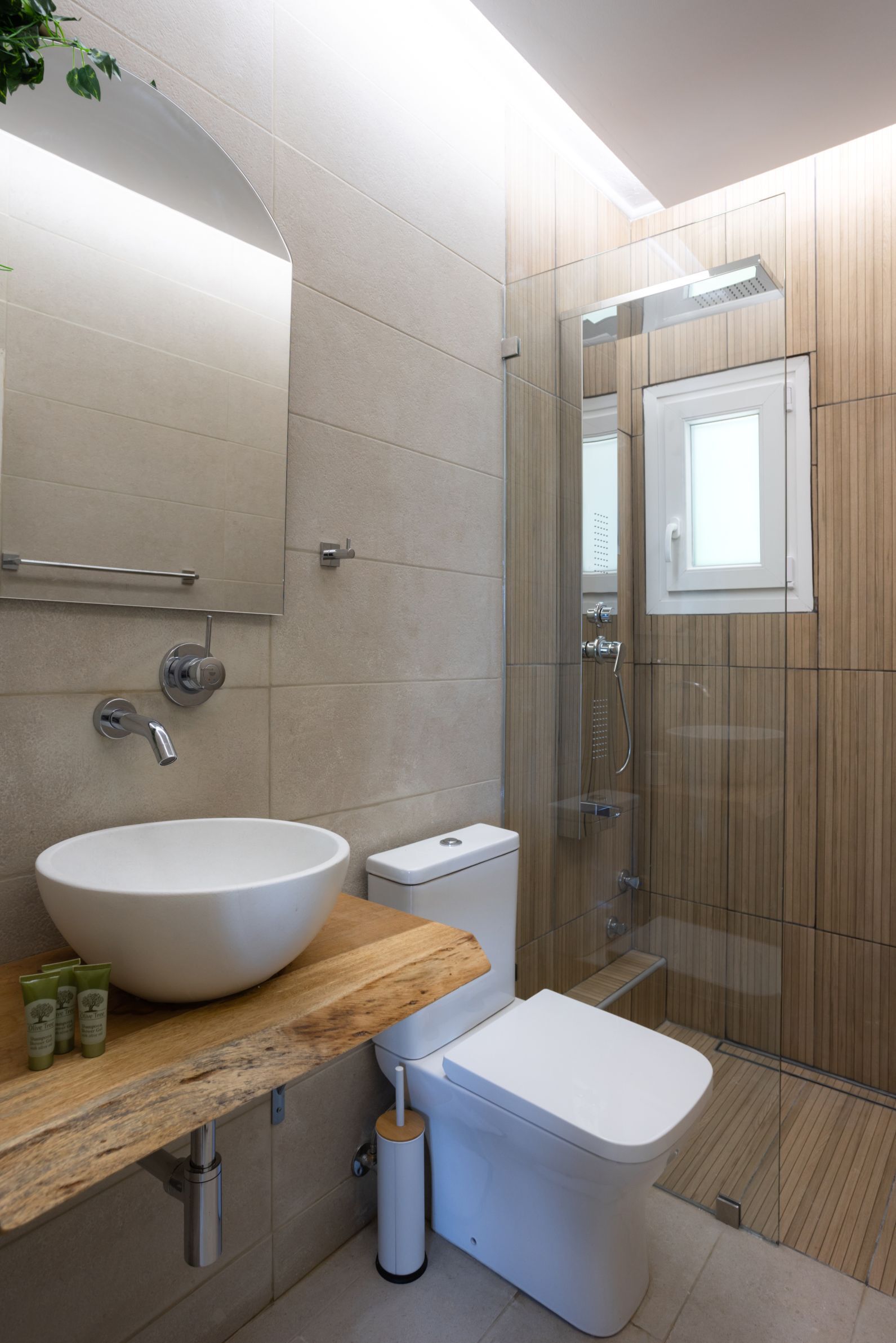 Deluxe Top Floor Apartment - Image 7 of 22